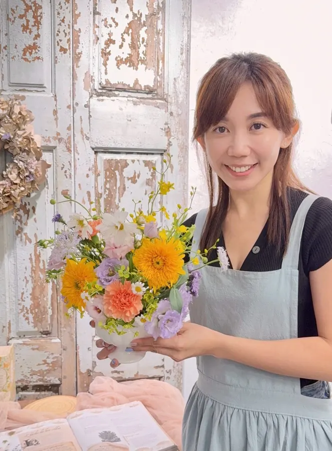 學員捧著作品微笑