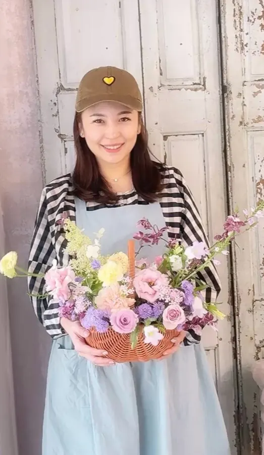 學員提著自己完成的花籃